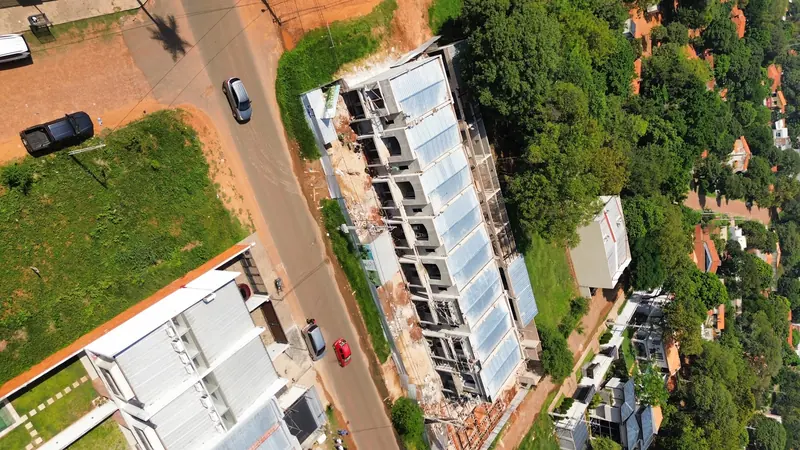 Vista aérea de las ocho casas en obra gruesa, con sus techos